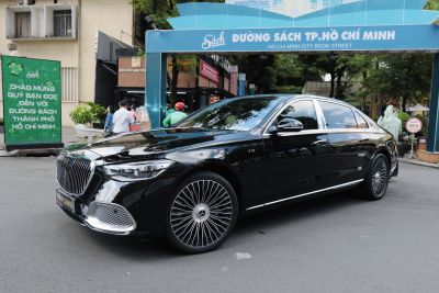 Driving tens of billions of Mercedes-Maybach S 680 on the streets of Saigon